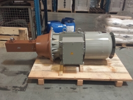 High pressure screw pump with DC motor